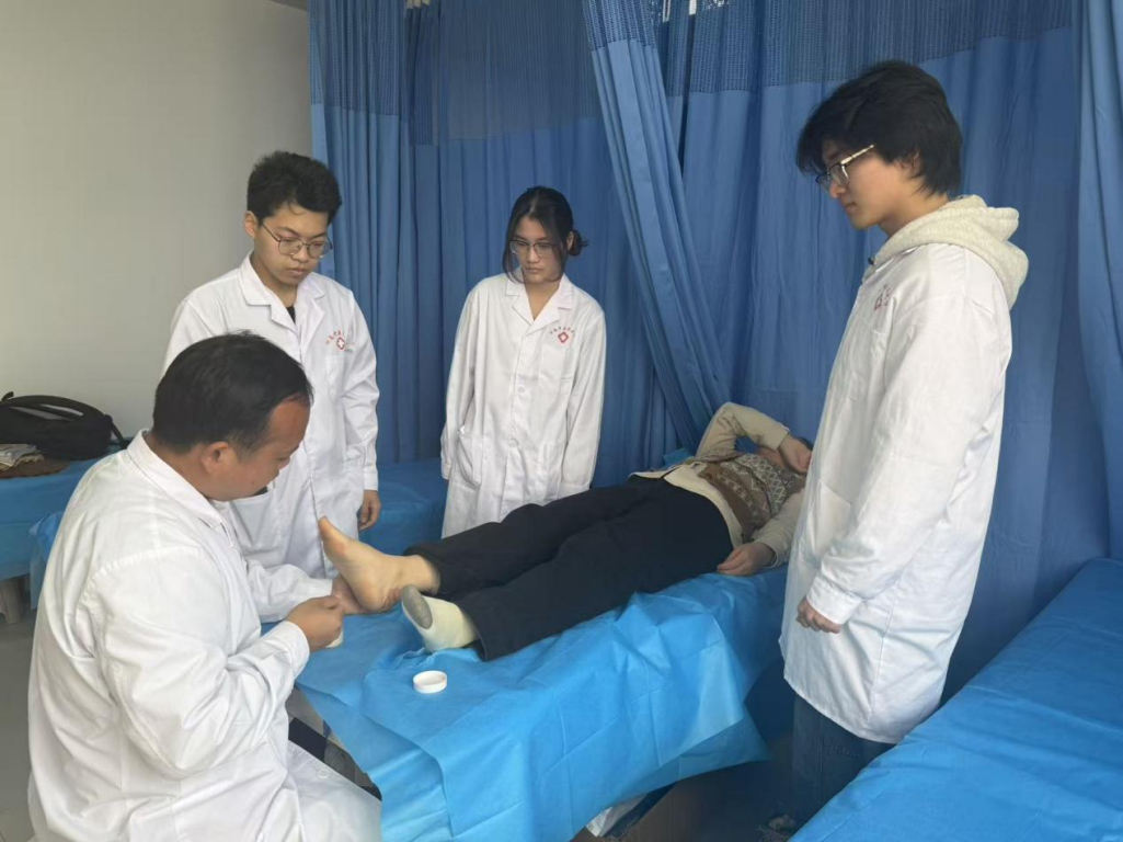 指尖上的琥珀：青藤摩絡膏讓古方在社區煥發金芒